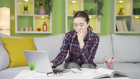 Seeing-her-failure-on-the-laptop,-young-Asian-woman-is-frustrated-and-upset.